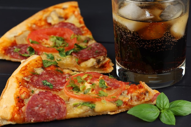 Pizza et cola avec de la glace Pizza au cola sur la table du restaurant