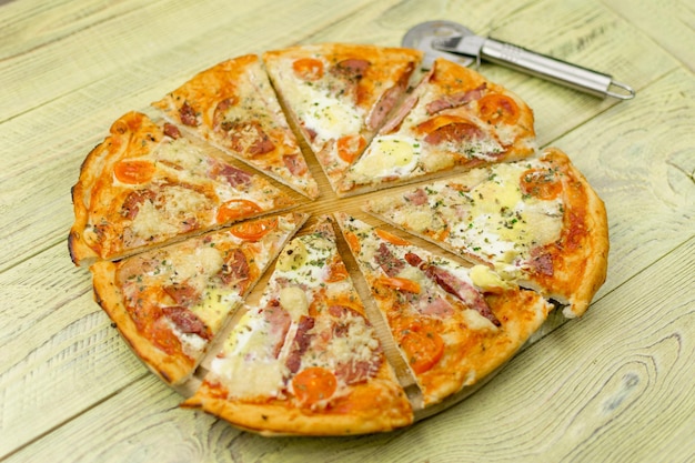 Pizza et couteau à pizza