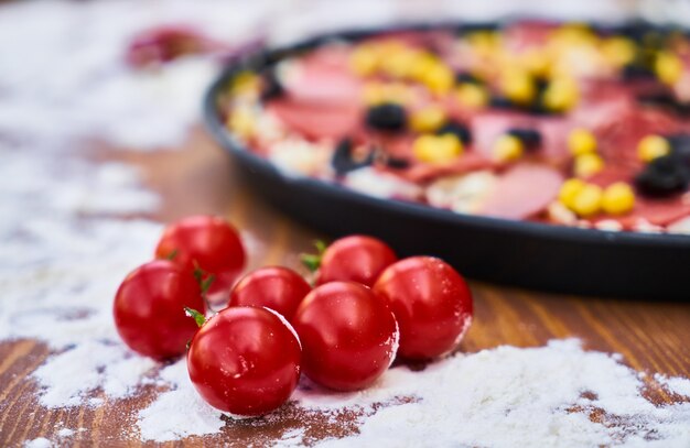 Pizza cru avec tomate