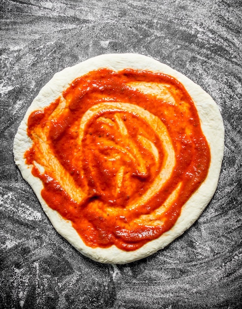 Pizza crue Pâte roulée à la pâte de tomate