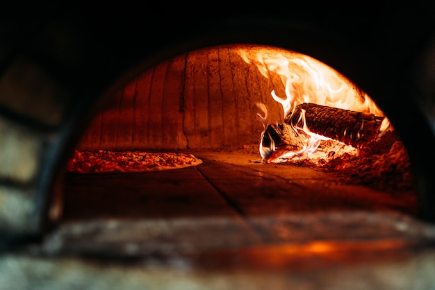 Pizza cuite au four à bois.