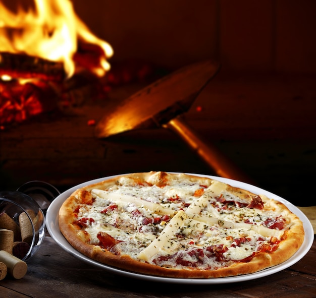 Photo pizza cuite au four à bois