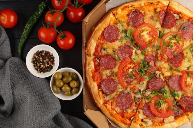 Pizza Dans Une Boîte Sur La Table Pizza Chaude Aux Légumes Pizza Dans Un Restaurant