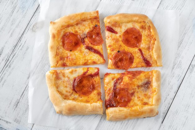 Pizza à la Detroit sur papier sulfurisé