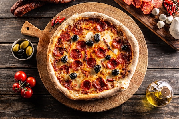 Pizza diavola repas italien traditionnel avec piment peperoni salami épicé et olives