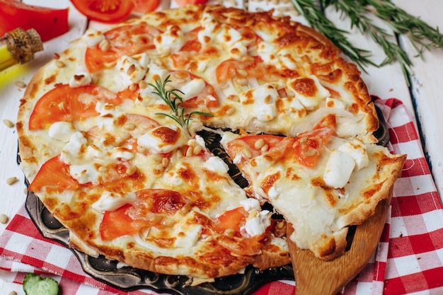 Pizza diététique au fromage tomate et noix sur la table