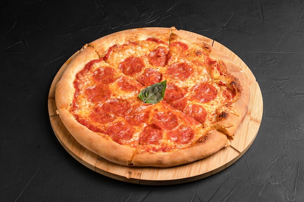 Pizza différentes pizzas avec différentes garnitures sur fond noir