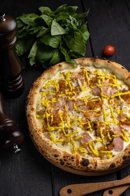 Une pizza avec du jambon et du fromage dessus