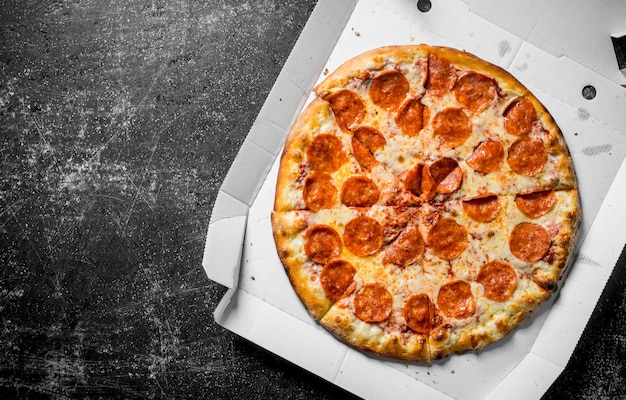 Pizza épicée au pepperoni dans la boîte