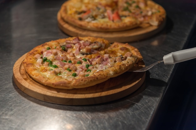 Pizza est une cuisine italienne servie sur un plateau de bois