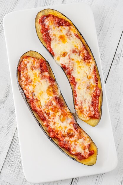 Pizza à faible teneur en glucides avec des aubergines comme croûte