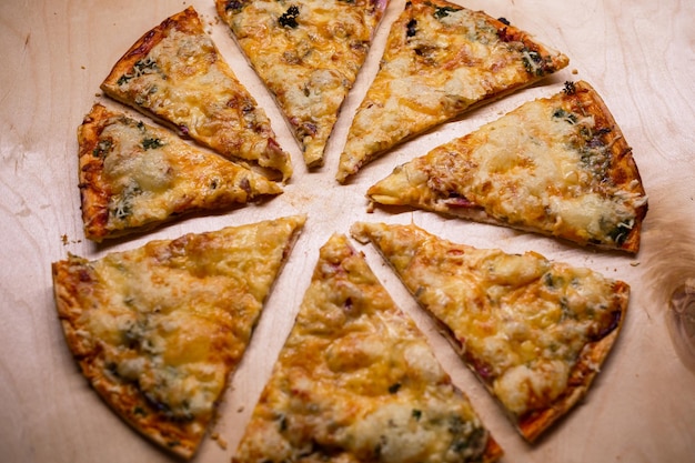 Pizza faite maison sur une planche de bois