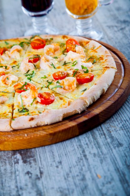 pizza farcie aux tomates et au fromage sur une table en bois