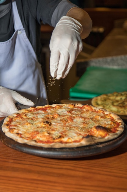 Pizza et fond en bois Pizza italienne avec ingrédients champignons