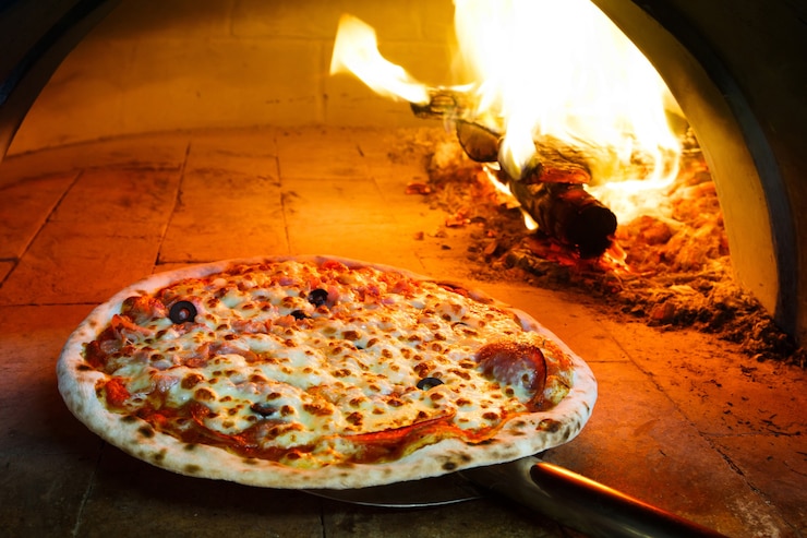 Photo pizza four à bois de chauffage