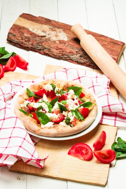 Pizza fraîche à base de pâte levée au four à bois avec mozzarella et basilic