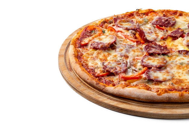 Pizza fraîche sur planche de bois isolé sur blanc