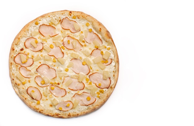 Photo pizza fraîche avec sause de maïs ananas jambon et fromage isolé sur fond blanc copyspace vue de dessus