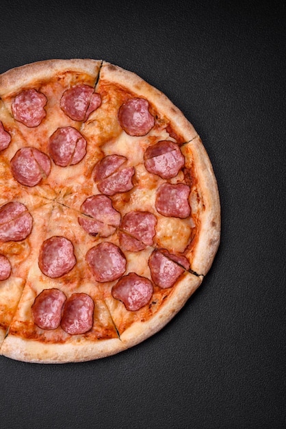 Pizza fraîche savoureuse avec salami fromage tomates épices et sel