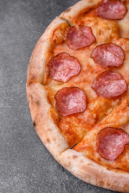 Pizza fraîche savoureuse avec salami fromage tomates épices et sel