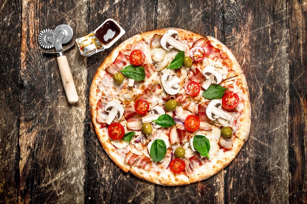 Pizza fraîche à la tomate sur table en bois.