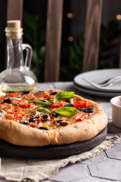 Pizza fraîchement cuite sur une planche de bois