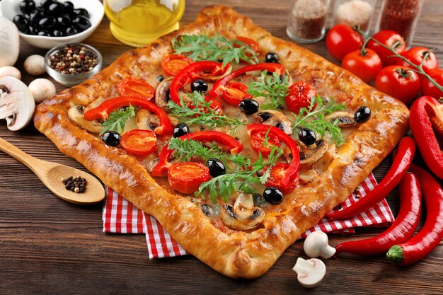 Pizza fraîchement maison sur la table en bois gros plan