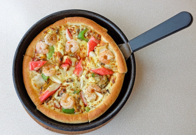 Pizza de fruits de mer en assiette sur la table. Vue de dessus.