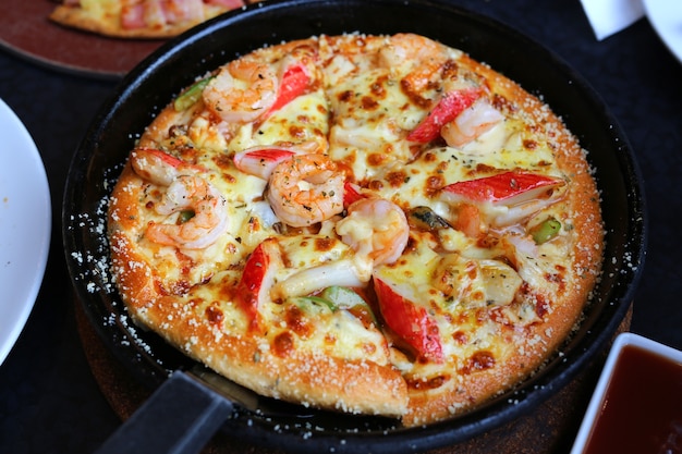 Pizza de fruits de mer délicieux dans un plateau sur la table