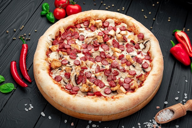 Pizza grande et savoureuse avec différents types de viande