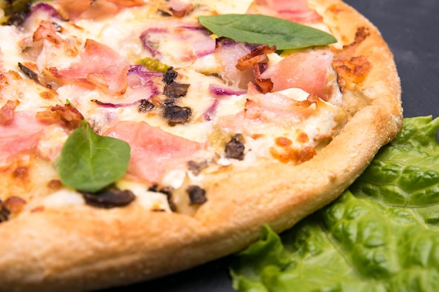 Pizza en gros plan avec champignons au bacon et fromage