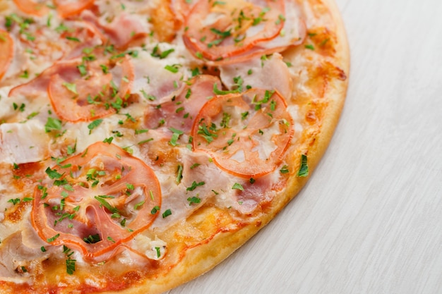 Pizza gros plan sur une surface en bois blanche