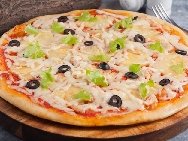 Pizza hawaïenne à l'ananas de poulet et aux olives