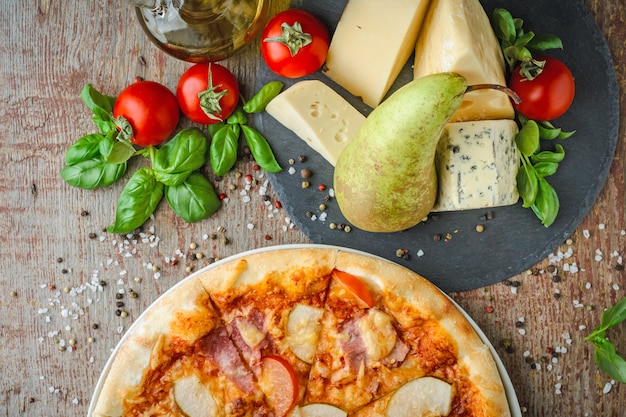 Pizza hawaïenne appétissante avec une poire