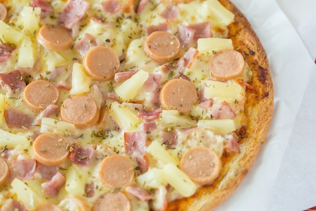 Pizza hawaïenne au jambon et à l&#39;ananas