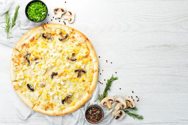 Pizza hawaïenne au poulet ananas et champignons sur la table Style rustique Vue de dessus