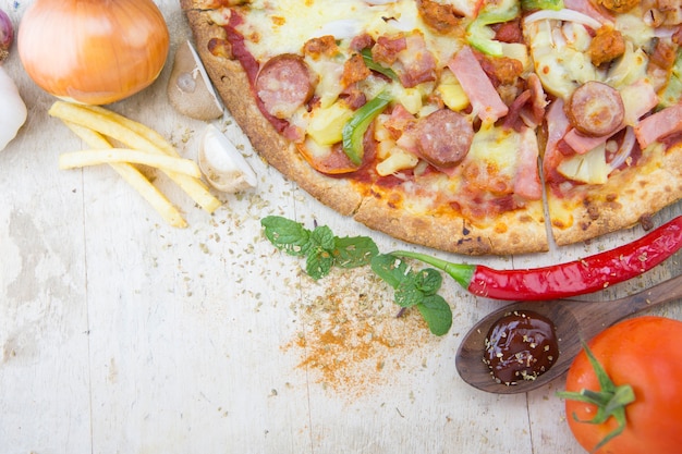 pizza et ingrédient sur la table en bois