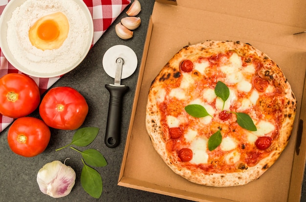 pizza à l'intérieur de la boîte