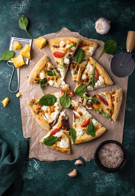 Pizza italienne au fromage feta tomate et basilic