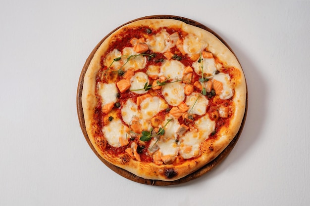 Pizza italienne au fromage oignons et saumon sur fond blanc