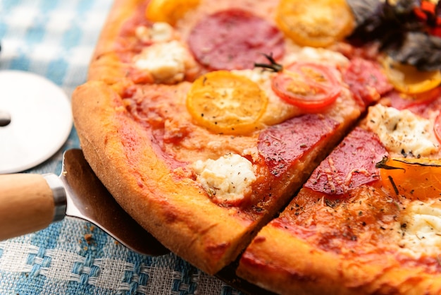 Pizza italienne au pepperoni avec salami et fromage sur fond blanc en bois rustique