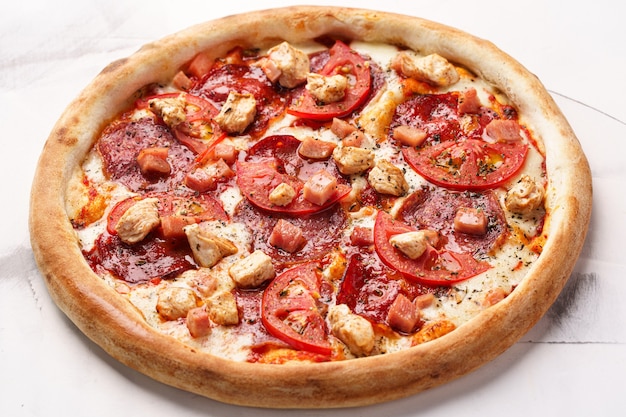 Pizza italienne au poulet salami tomates fromage sauce tomate