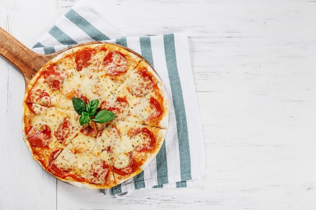 Photo pizza italienne au salami et au fromage