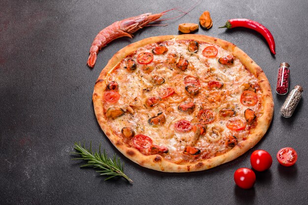 Pizza italienne aux fruits de mer avec crevettes, calamars, moules, herbes fraîches et mozzarella