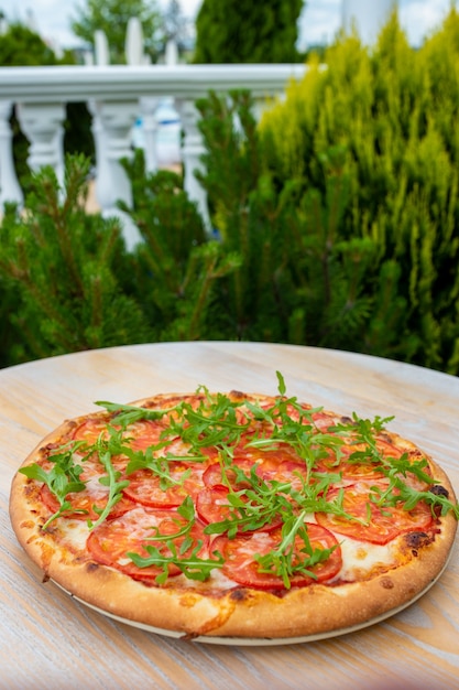 Pizza italienne aux herbes sur une table en bois