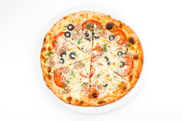 Pizza italienne aux olives et tomates fondues au fromage mozzarella