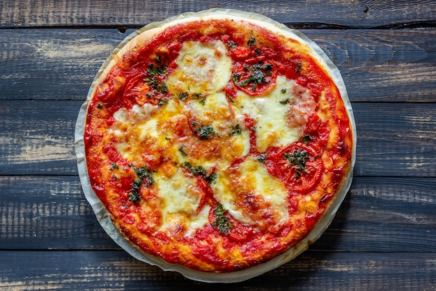 Pizza italienne aux tomates et au fromage mozzarella. Cuisine italienne. Margherita.