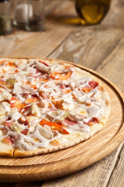 Pizza italienne Caesarlies sur table en bois