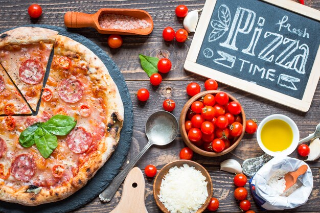 Pizza italienne chaude sur une table en bois rustique.