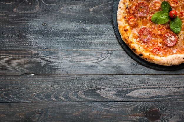Pizza italienne chaude sur une table en bois rustique.